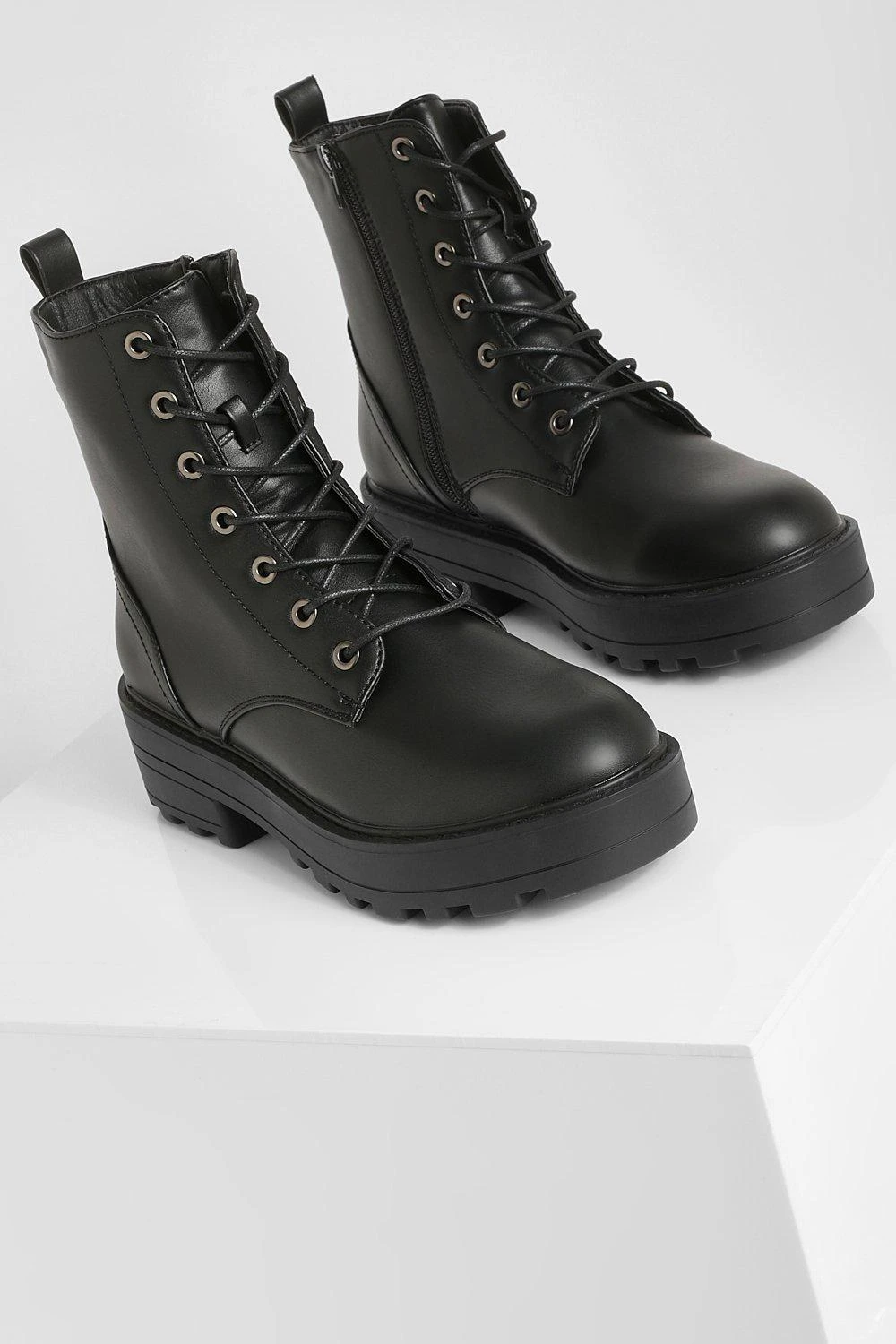 Klobige Geschnürte Stiefel 4 Klobige Geschnürte Stiefel – Bild 2