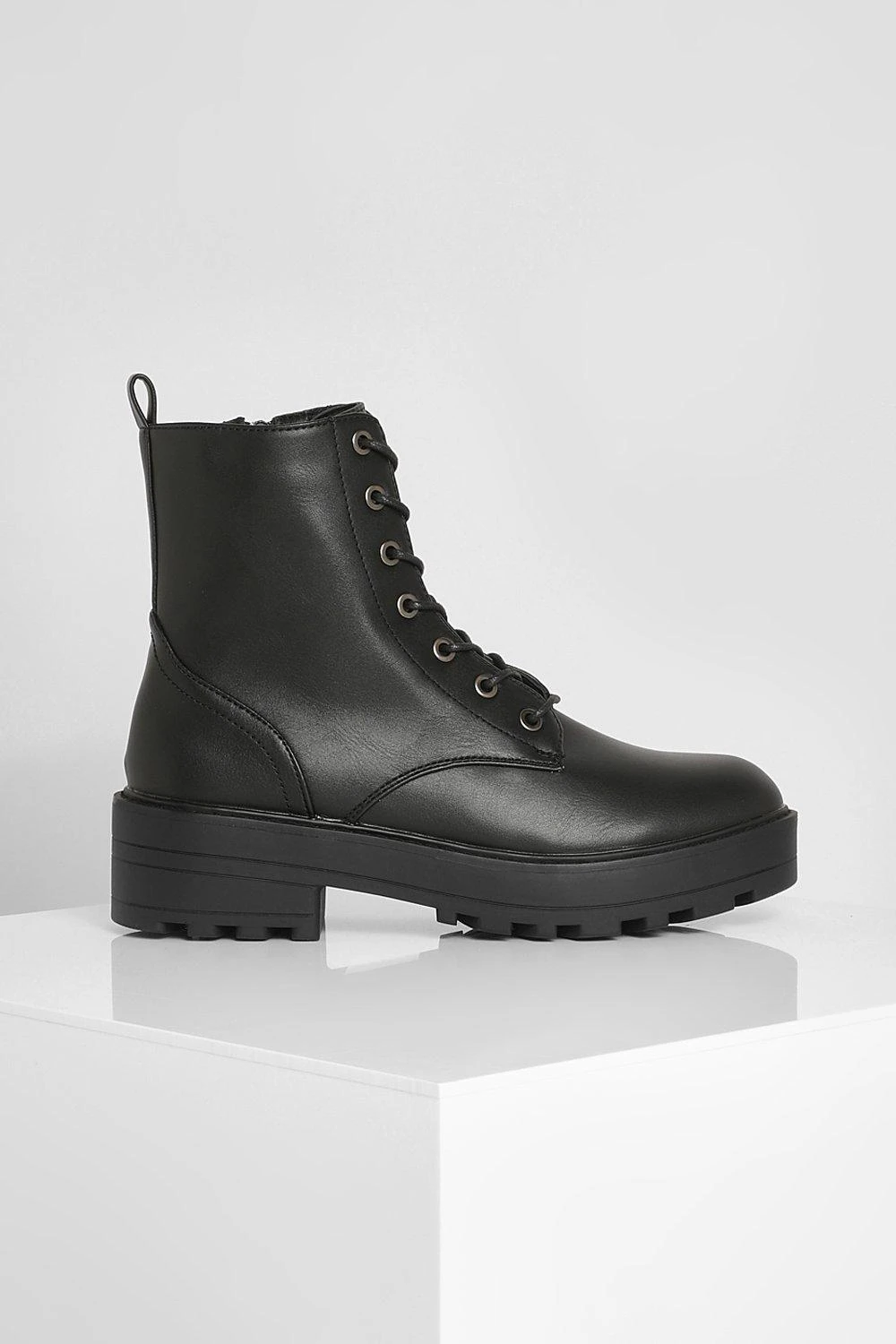 Klobige Geschnürte Stiefel 5 Klobige Geschnürte Stiefel – Bild 3