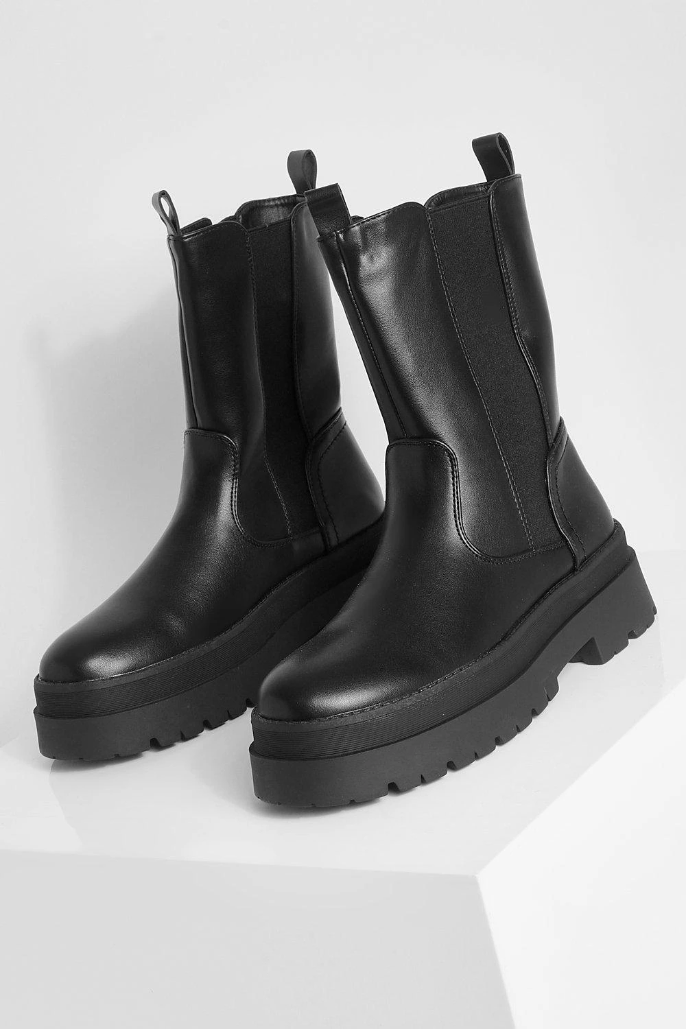 Weit Geschnittene Chelsea-Stiefel Mit Klobigem Absatz 5 Weit Geschnittene Chelsea-Stiefel Mit Klobigem Absatz – Bild 3