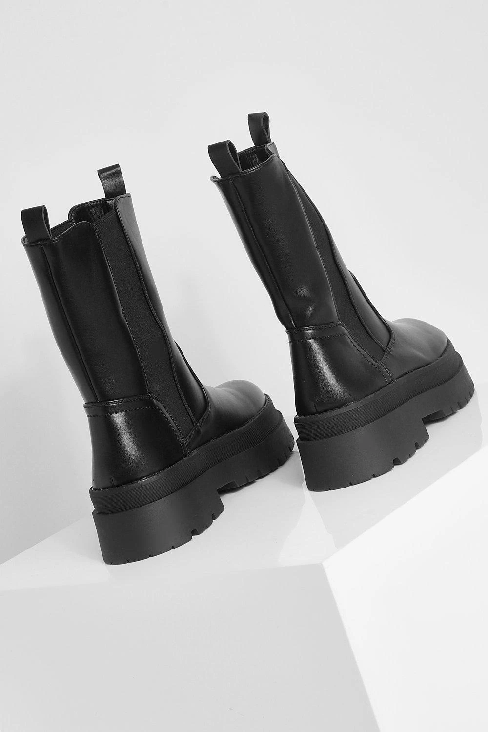 Weit Geschnittene Chelsea-Stiefel Mit Klobigem Absatz 6 Weit Geschnittene Chelsea-Stiefel Mit Klobigem Absatz – Bild 4