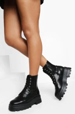 Klobige Stiefel Mit Geteiler Sohle