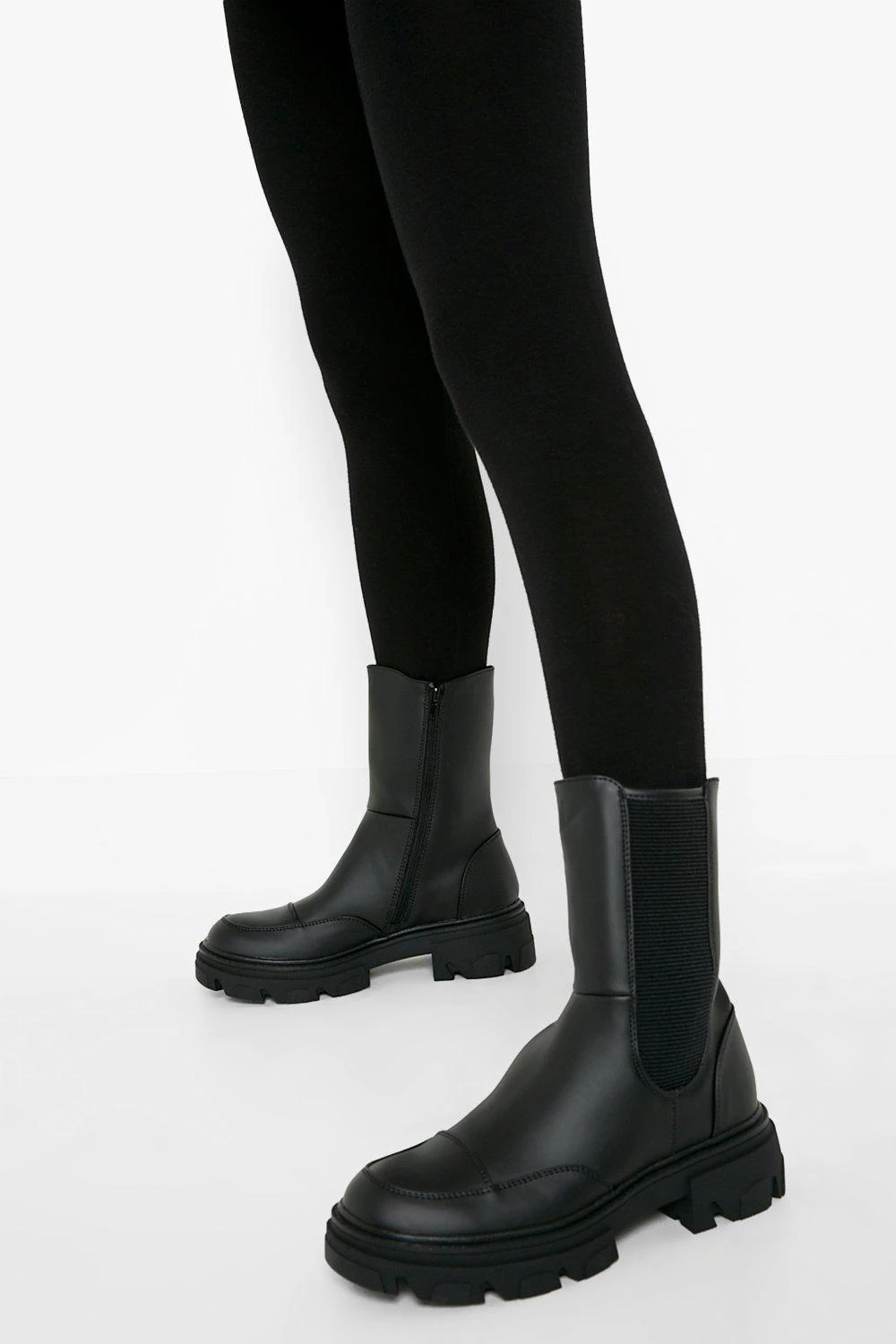 Klobige Chelsea-Stiefel Mit Naht-Detail 3 Klobige Chelsea-Stiefel Mit Naht-Detail