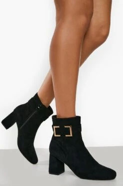 Stiefel Mit Blockabsatz Und Detail