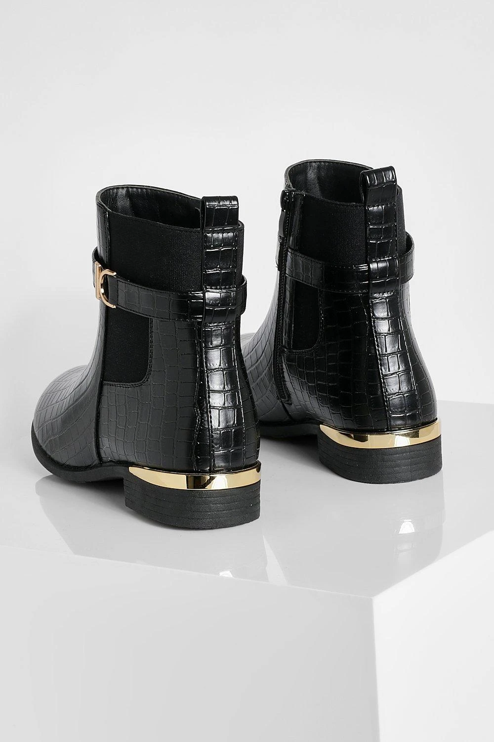 Breite Passform Kroko Chelsea-Stiefel Mit Detail 6 Breite Passform Kroko Chelsea-Stiefel Mit Detail – Bild 4