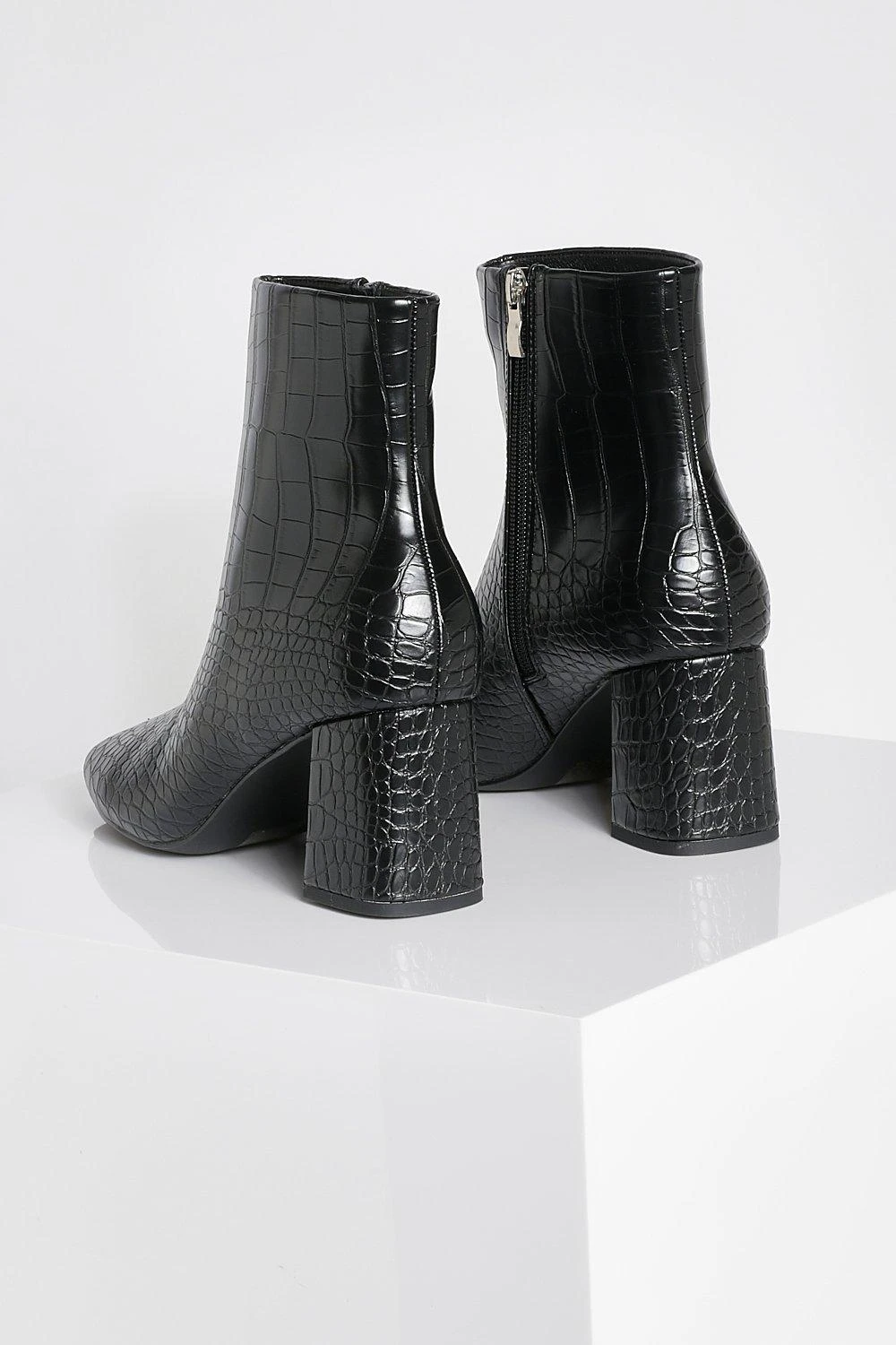 Eckige Socken-Stiefel Mit Blockabsatz 6 Eckige Socken-Stiefel Mit Blockabsatz – Bild 4