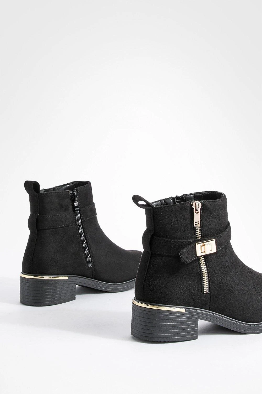 Breite Passform Chelsea-Stiefel Mit Reißverschluss-Detail Und Seitlicher Schnalle 6 Breite Passform Chelsea-Stiefel Mit Reißverschluss-Detail Und Seitlicher Schnalle – Bild 4