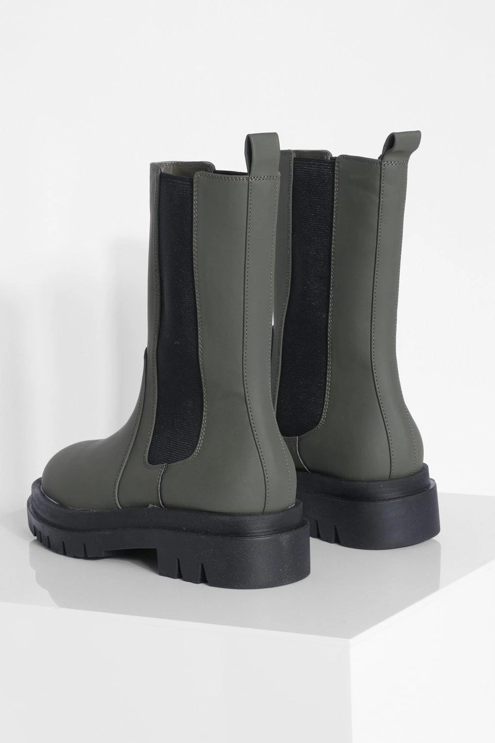 Wadenhohe Gummi Chelsea-Stiefel Mit Klobiger Sohle 6 Wadenhohe Gummi Chelsea-Stiefel Mit Klobiger Sohle – Bild 4