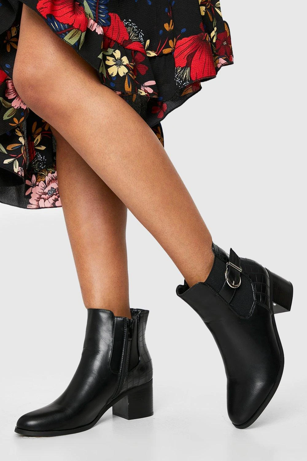 Kroko Chelsea-Stiefel Mit Schnallen-Detail Und Absatz 4 Kroko Chelsea-Stiefel Mit Schnallen-Detail Und Absatz – Bild 2