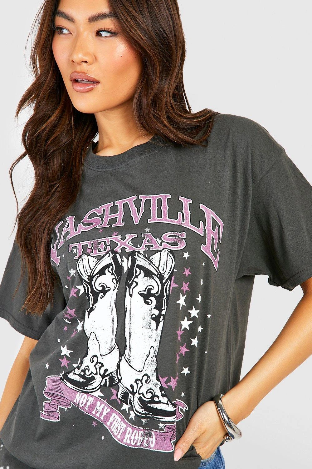 Oversize T-Shirt Mit Nashville Cowboy-Stiefel Print 6 Oversize T-Shirt Mit Nashville Cowboy-Stiefel Print – Bild 4
